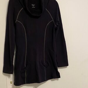 Stonewear Designs Women's Black top with Pockets, nice condition